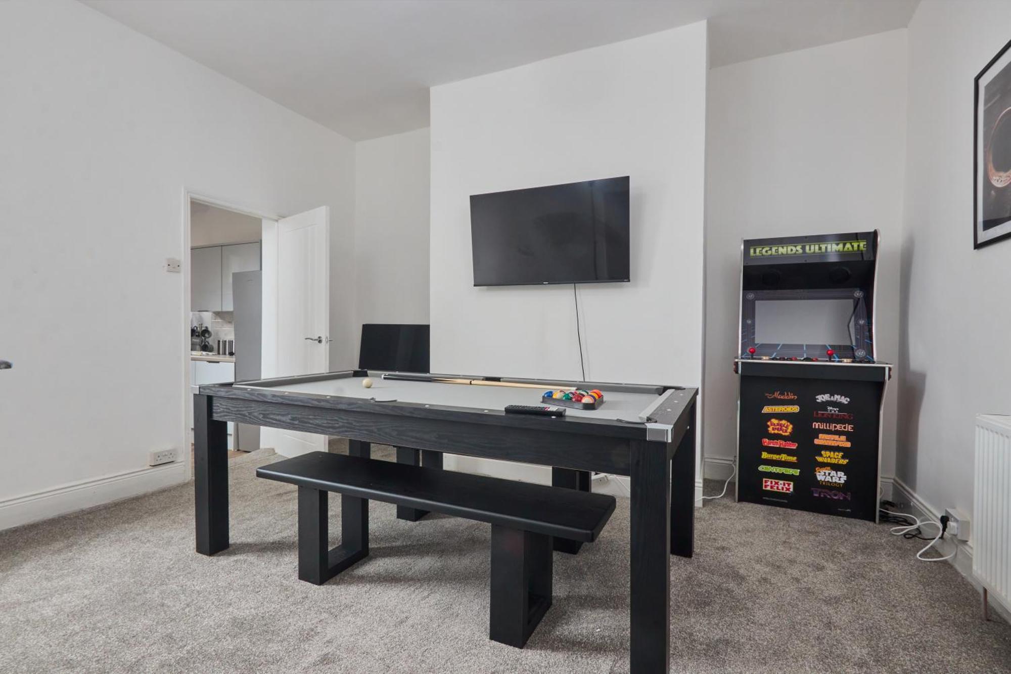 Large 4 Bedroom Near Centre Apartment