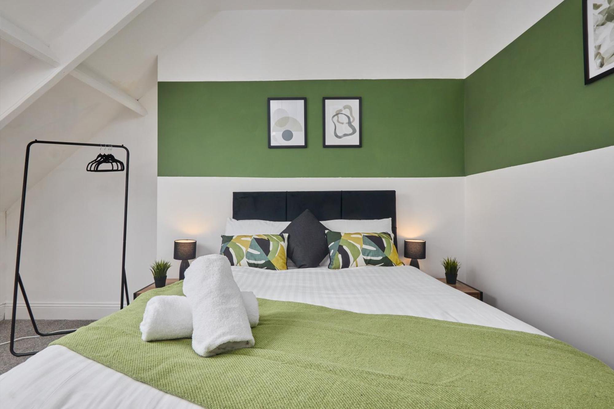 Large 4 Bedroom Near Centre Apartment *