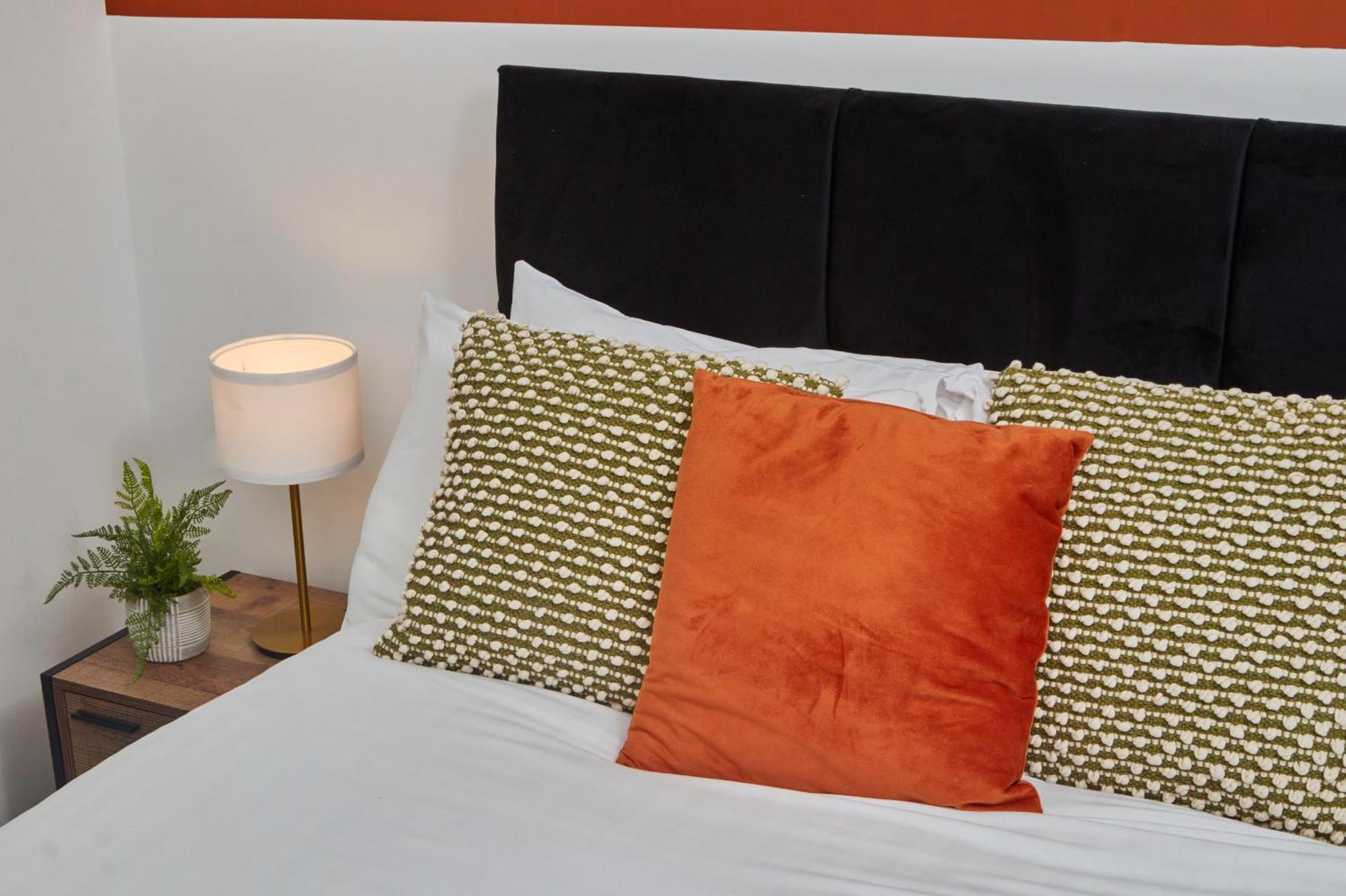 Large 4 Bedroom Near Centre Apartment *