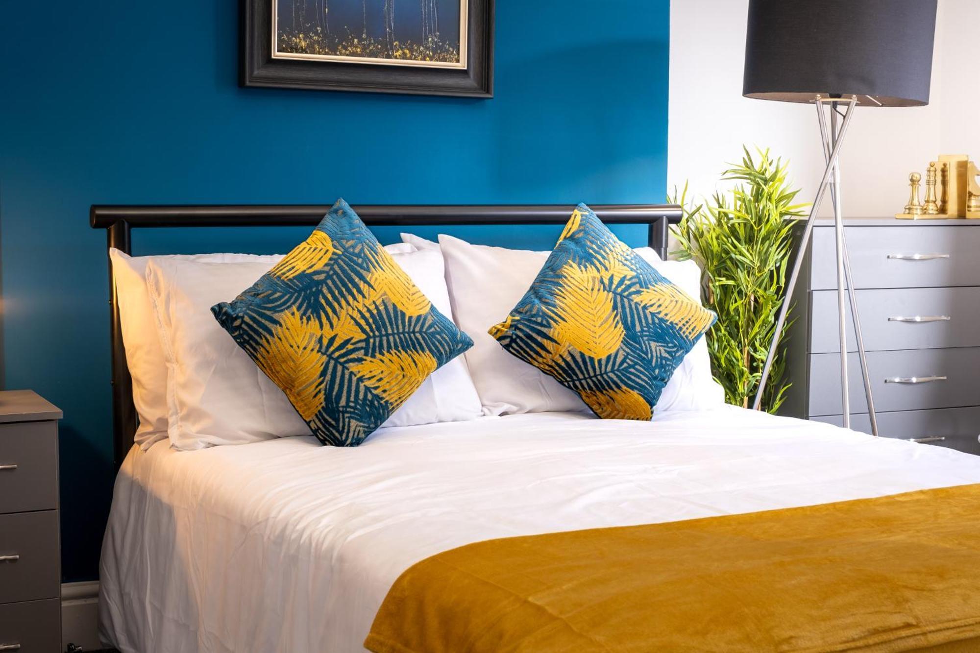 Apartment Long - Contractors - Free Parking - Sleeps 5 *