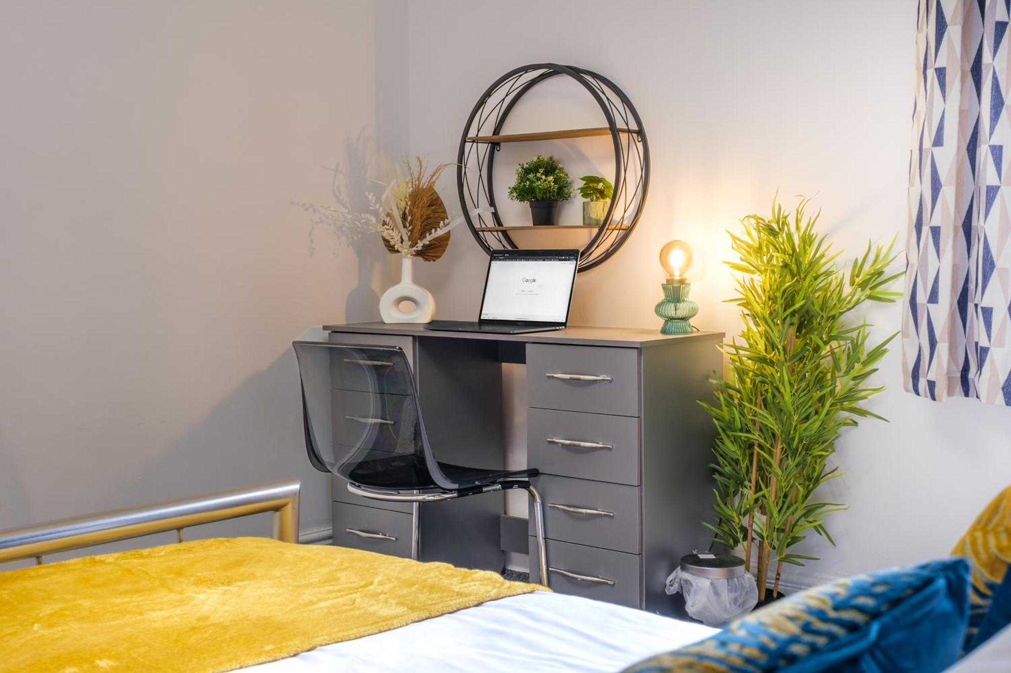 Long - Contractors - Free Parking - Sleeps 5