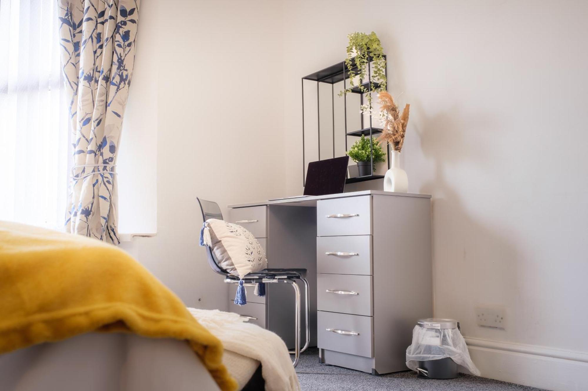 Long - Contractors - Free Parking - Sleeps 5 *