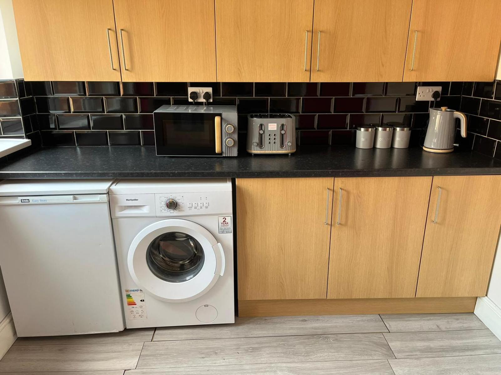 Giga Residential 4 Bedrooms, 10 Guests , Near Centre, Arcade Machine, Sky Tv, Netflix, Free Wifi, Free Parking Holiday home *