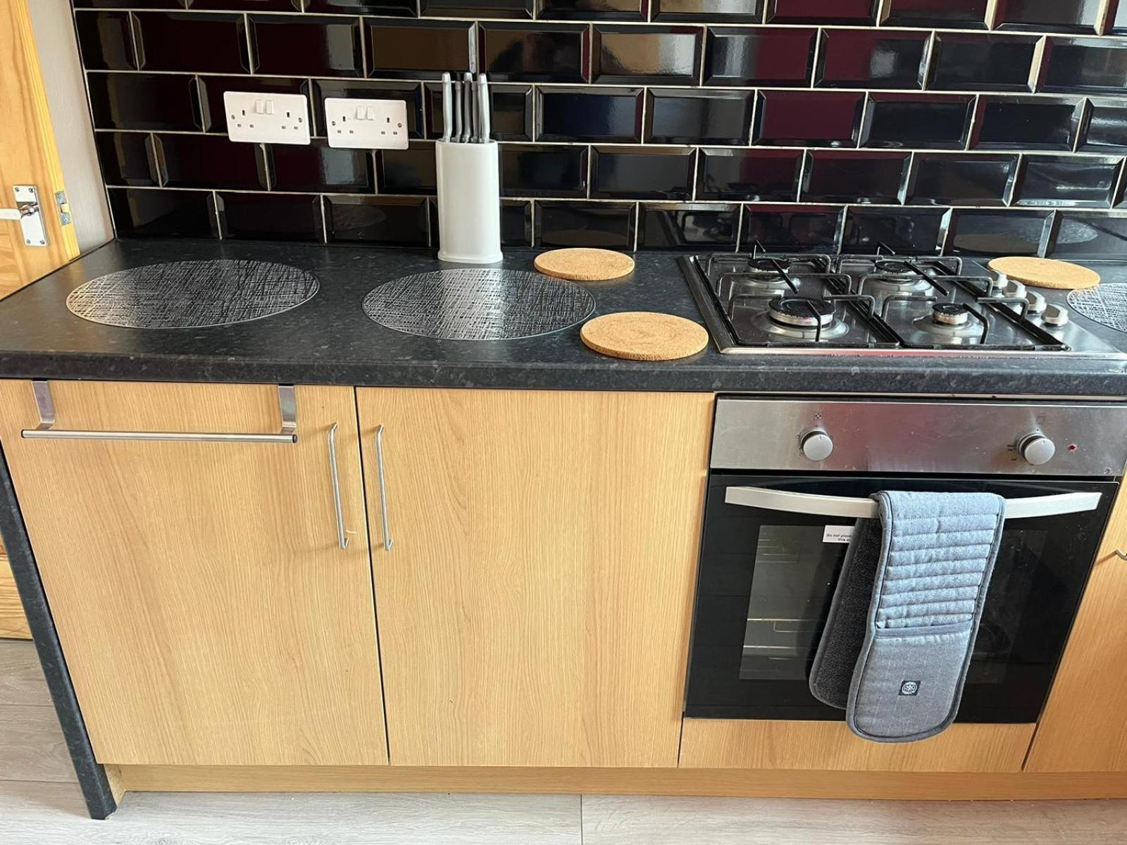 Giga Residential 4 Bedrooms, 10 Guests , Near Centre, Arcade Machine, Sky Tv, Netflix, Free Wifi, Free Parking Holiday home
