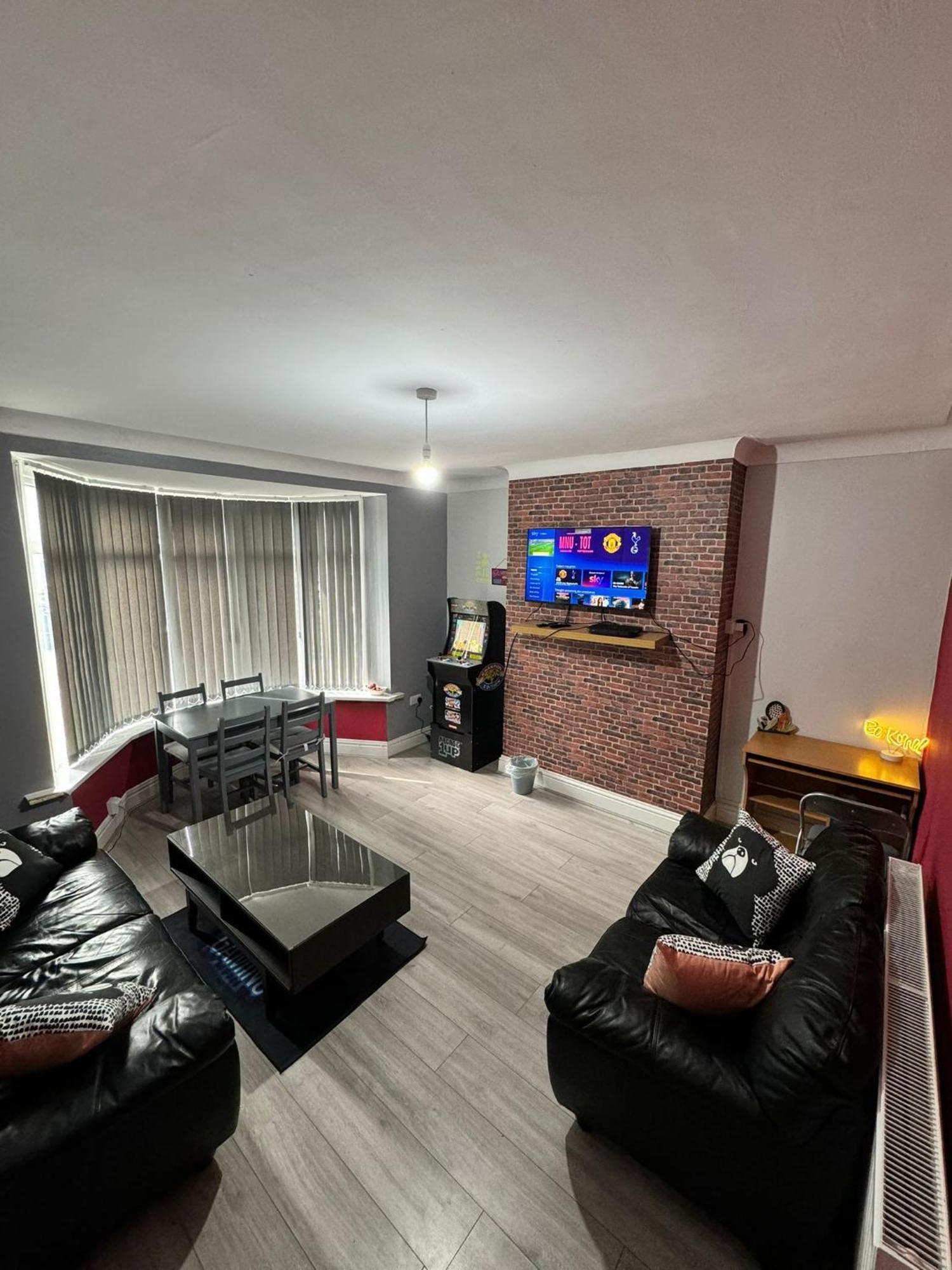 Giga Residential 4 Bedrooms, 10 Guests , Near Centre, Arcade Machine, Sky Tv, Netflix, Free Wifi, Free Parking Holiday home