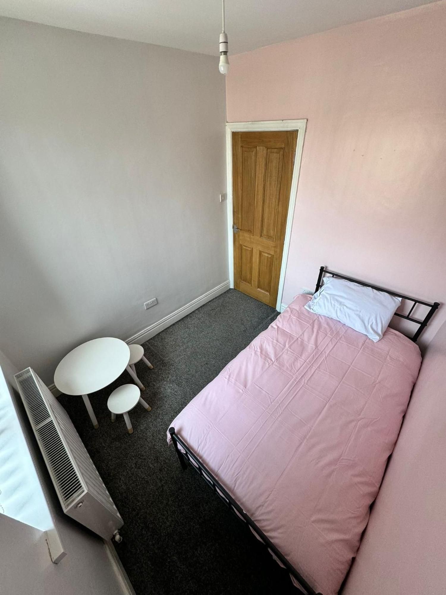 Giga Residential 4 Bedrooms, 10 Guests , Near Centre, Arcade Machine, Sky Tv, Netflix, Free Wifi, Free Parking * Newcastle upon Tyne