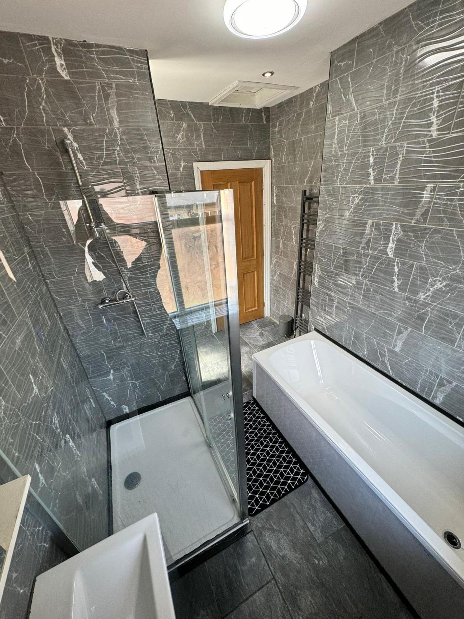 Giga Residential 4 Bedrooms, 10 Guests , Near Centre, Arcade Machine, Sky Tv, Netflix, Free Wifi, Free Parking Holiday home