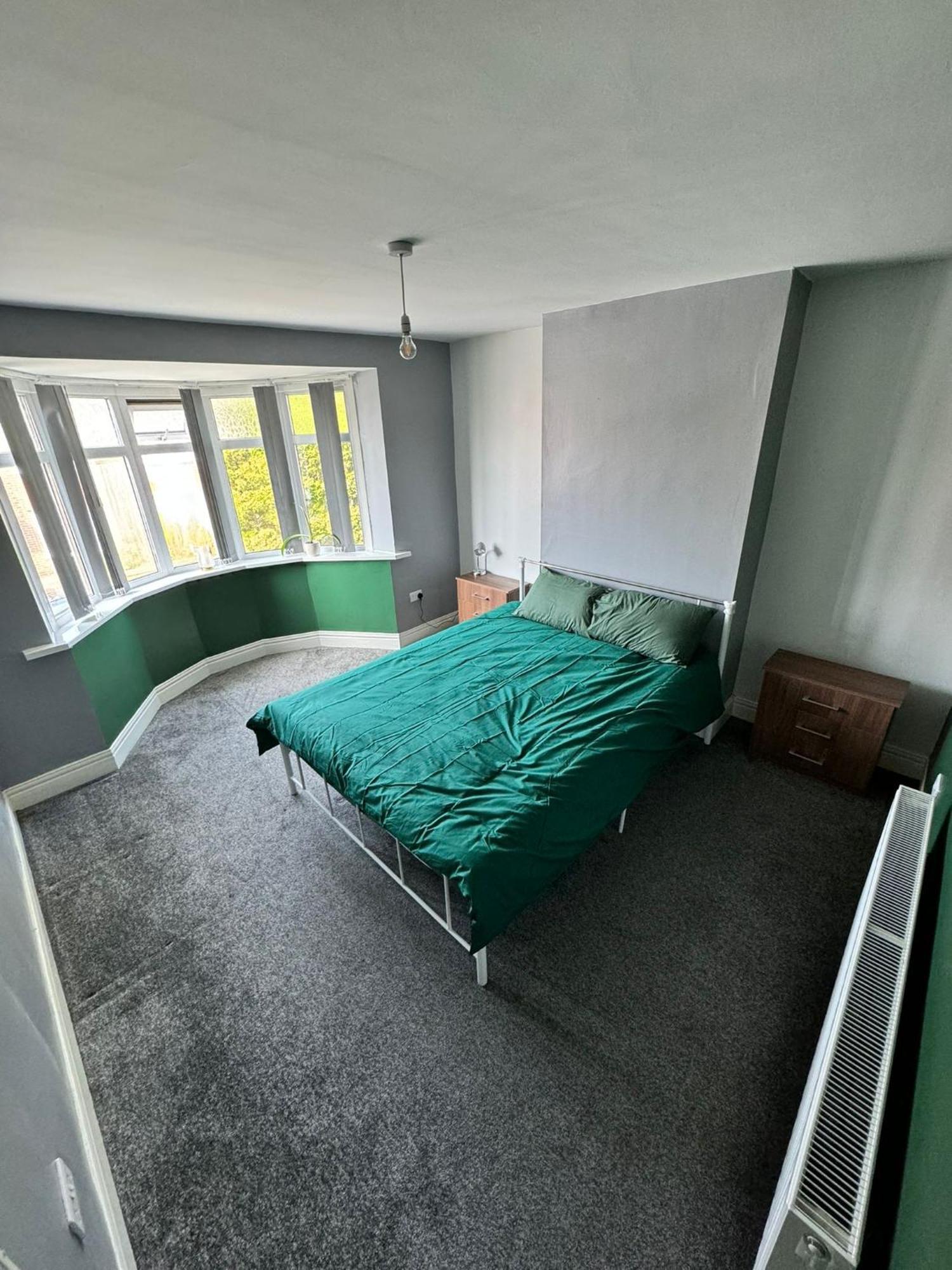 Giga Residential 4 Bedrooms, 10 Guests , Near Centre, Arcade Machine, Sky Tv, Netflix, Free Wifi, Free Parking