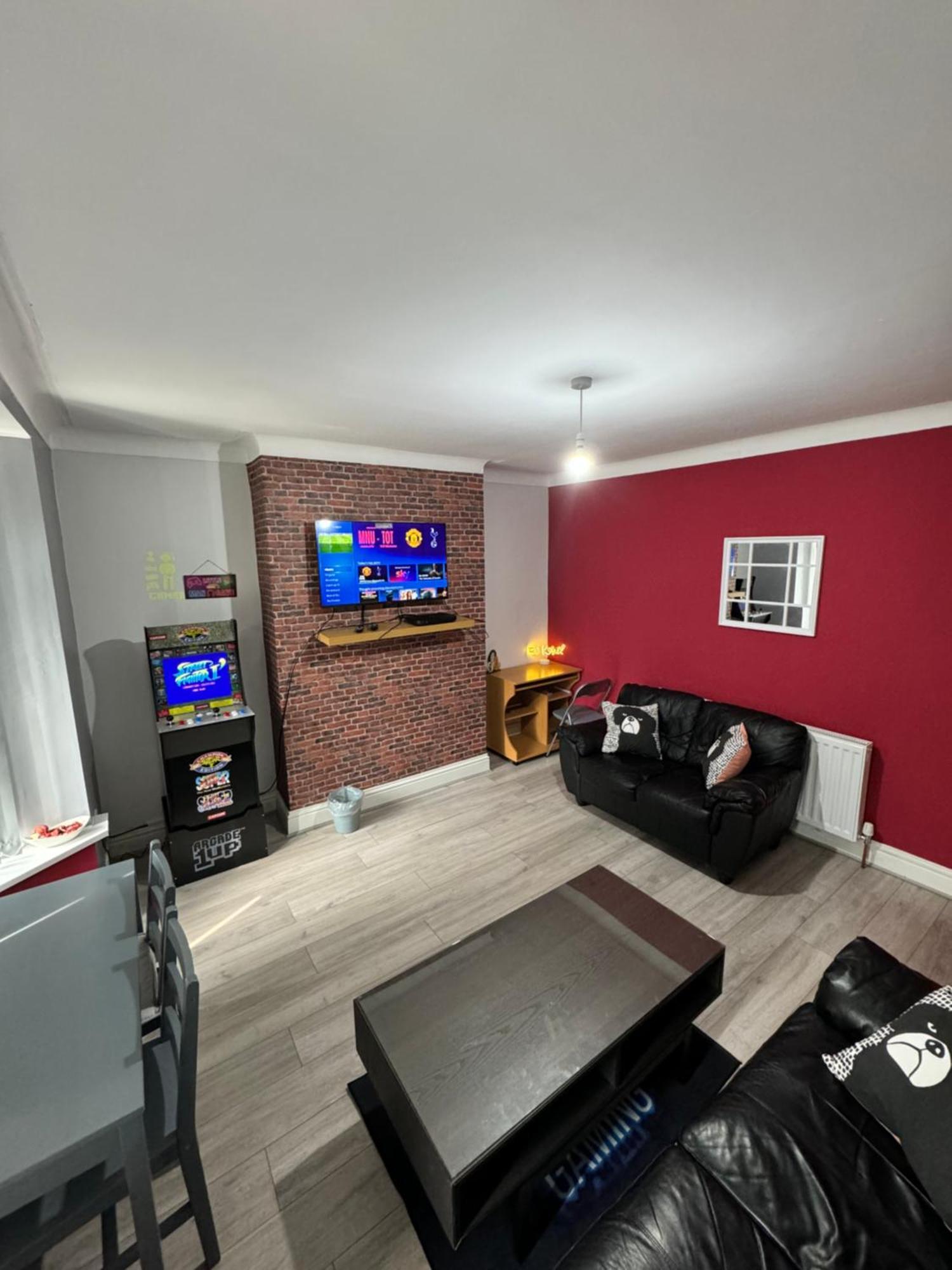 Giga Residential 4 Bedrooms, 10 Guests , Near Centre, Arcade Machine, Sky Tv, Netflix, Free Wifi, Free Parking Holiday home