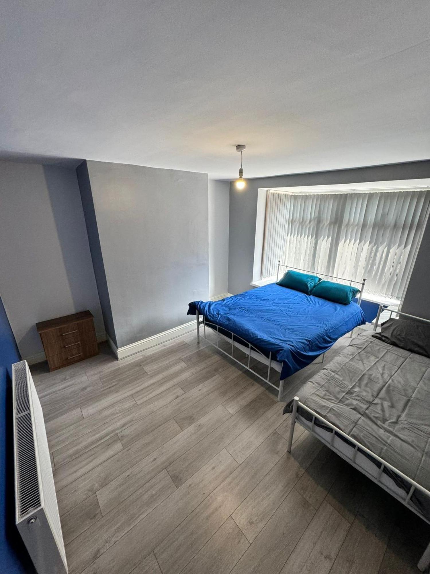 Giga Residential 4 Bedrooms, 10 Guests , Near Centre, Arcade Machine, Sky Tv, Netflix, Free Wifi, Free Parking *