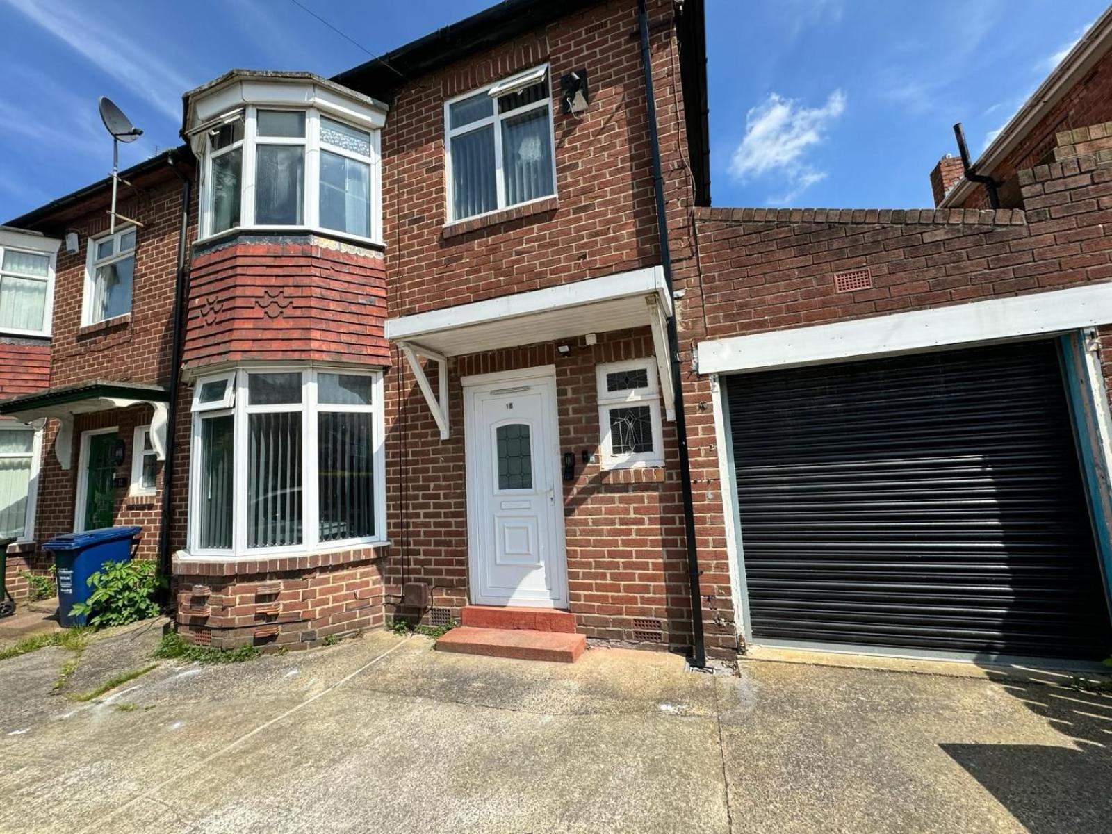 Giga Residential 4 Bedrooms, 10 Guests , Near Centre, Arcade Machine, Sky Tv, Netflix, Free Wifi, Free Parking
