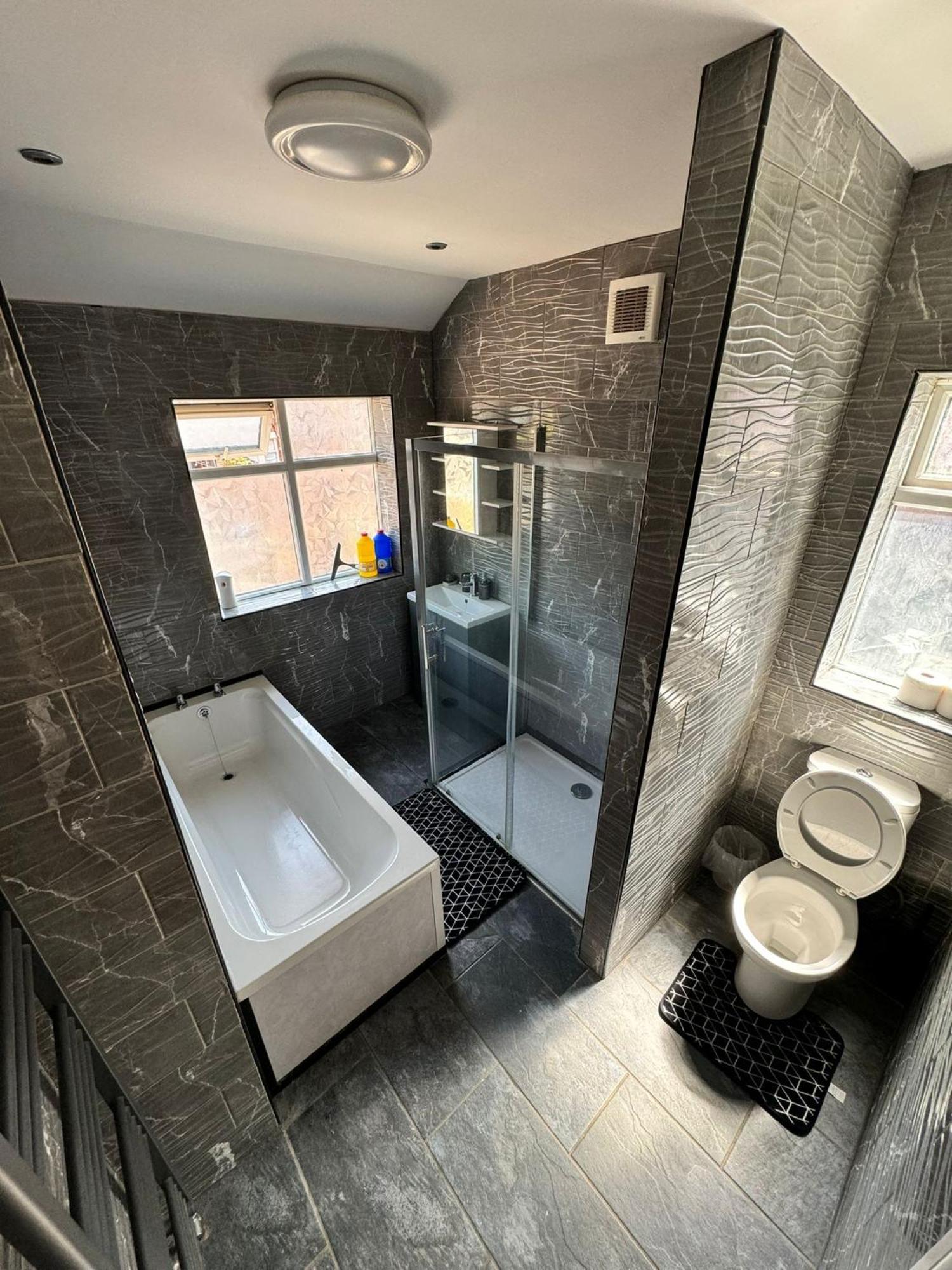 Giga Residential 4 Bedrooms, 10 Guests , Near Centre, Arcade Machine, Sky Tv, Netflix, Free Wifi, Free Parking