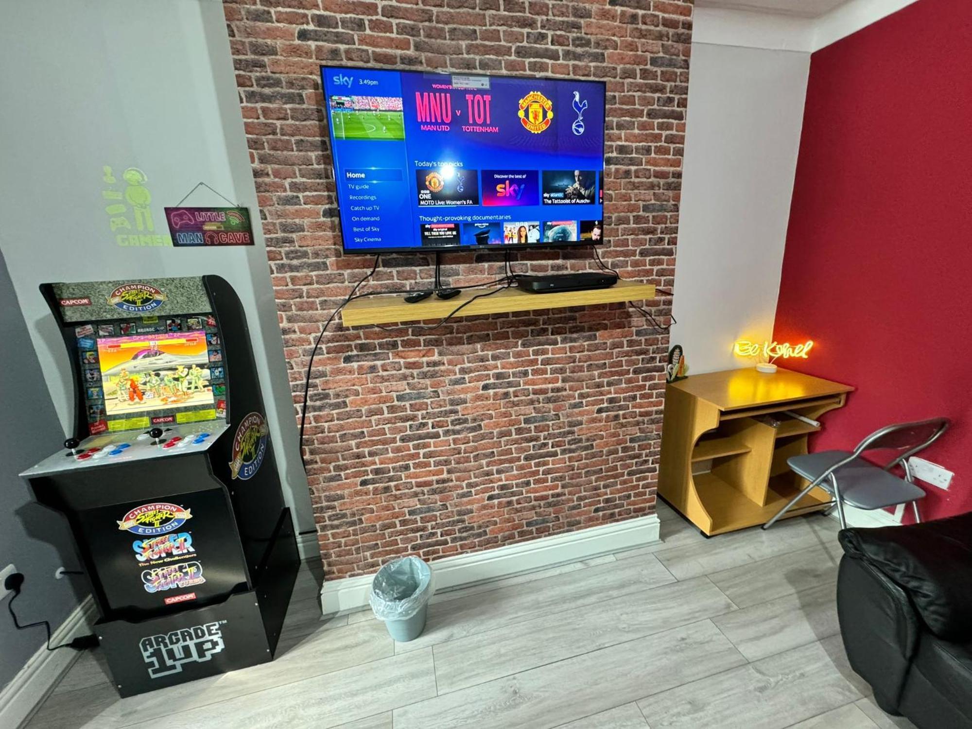 Holiday home Giga Residential 4 Bedrooms, 10 Guests , Near Centre, Arcade Machine, Sky Tv, Netflix, Free Wifi, Free Parking Newcastle upon Tyne