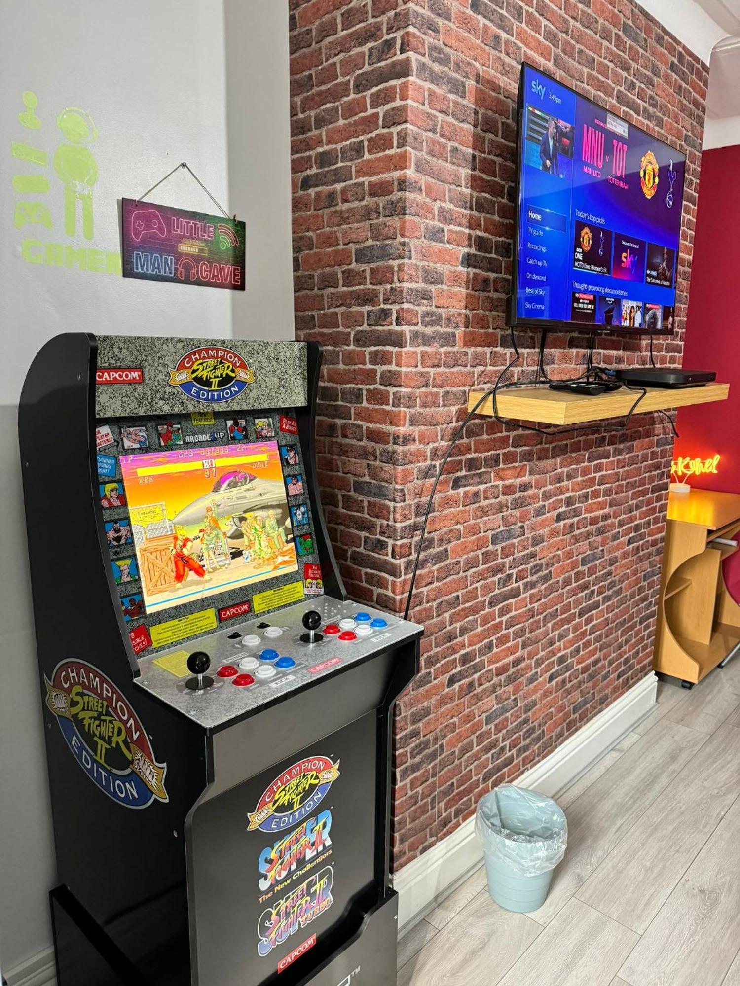 Giga Residential 4 Bedrooms, 10 Guests , Near Centre, Arcade Machine, Sky Tv, Netflix, Free Wifi, Free Parking Holiday home *