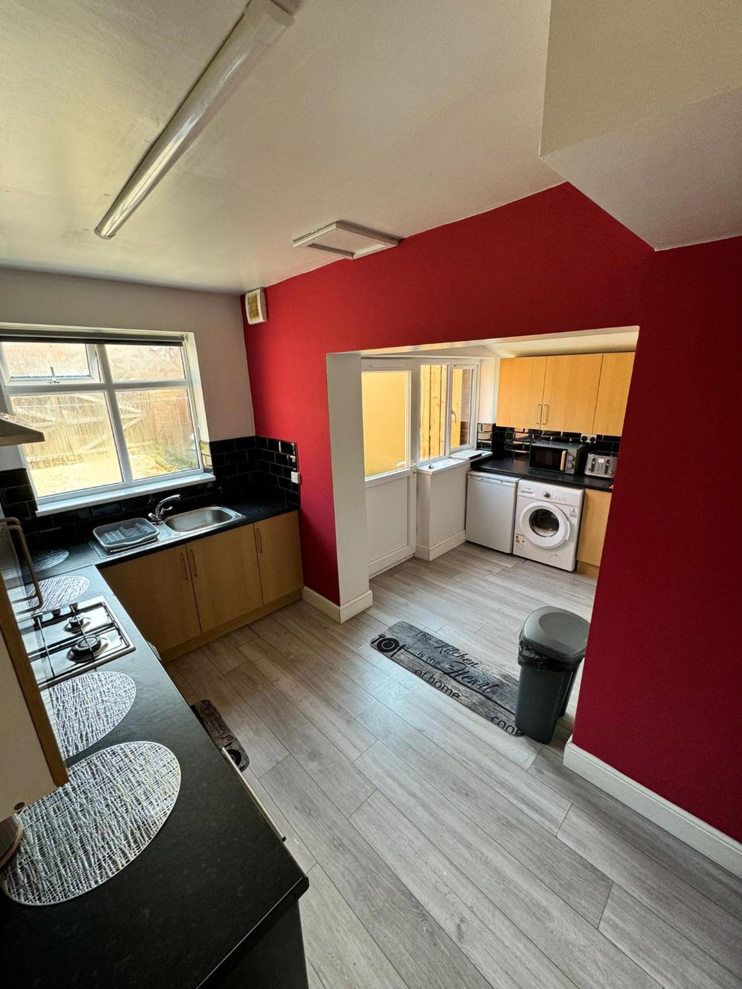 Giga Residential 4 Bedrooms, 10 Guests , Near Centre, Arcade Machine, Sky Tv, Netflix, Free Wifi, Free Parking Holiday home