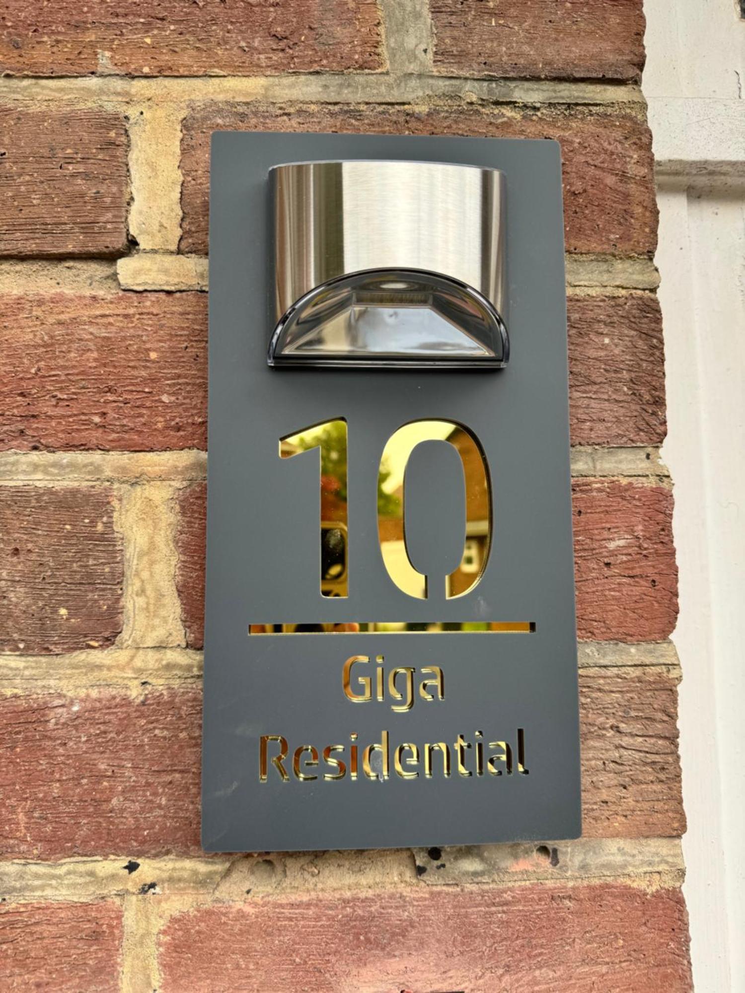 Giga Residential 4 Bedrooms, 10 Guests , Near Centre, Arcade Machine, Sky Tv, Netflix, Free Wifi, Free Parking