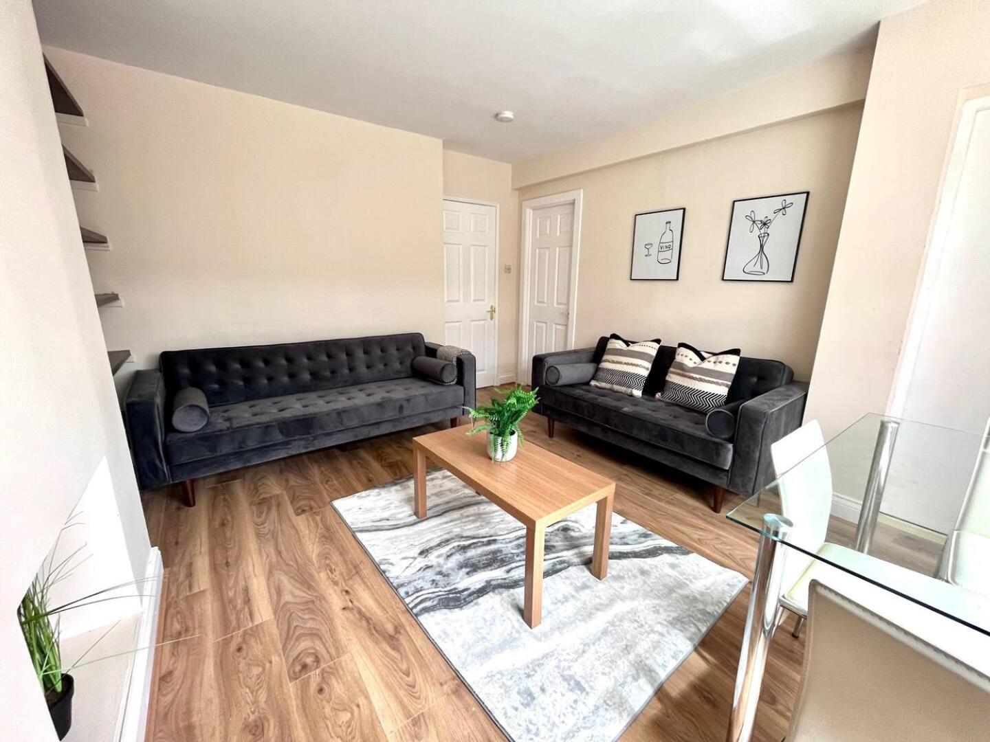 Holiday home 4 Bedroom House With Driveway *