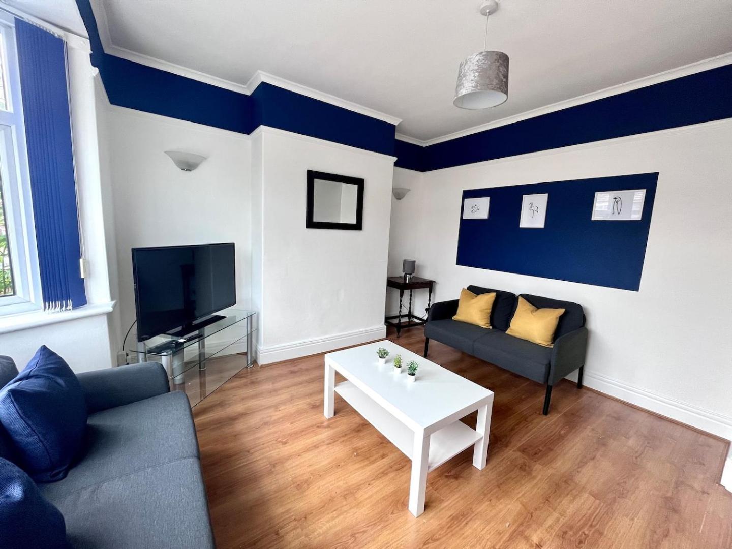 Lovely Near Newcastle, Driveway, Wifi