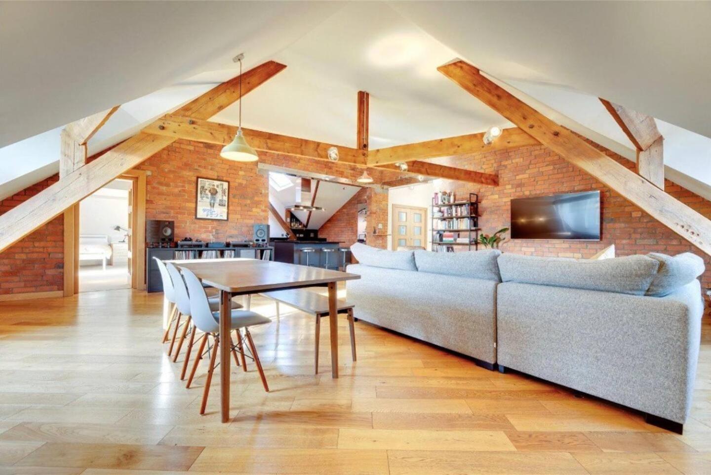 Very Spacious 2 Bdrm Flat
