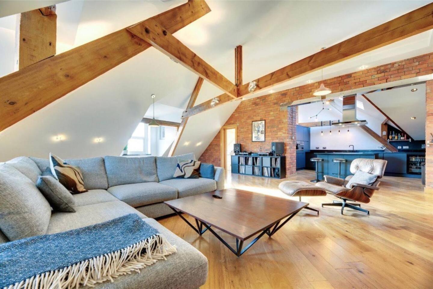 Apartment Very Spacious 2 Bdrm Flat *