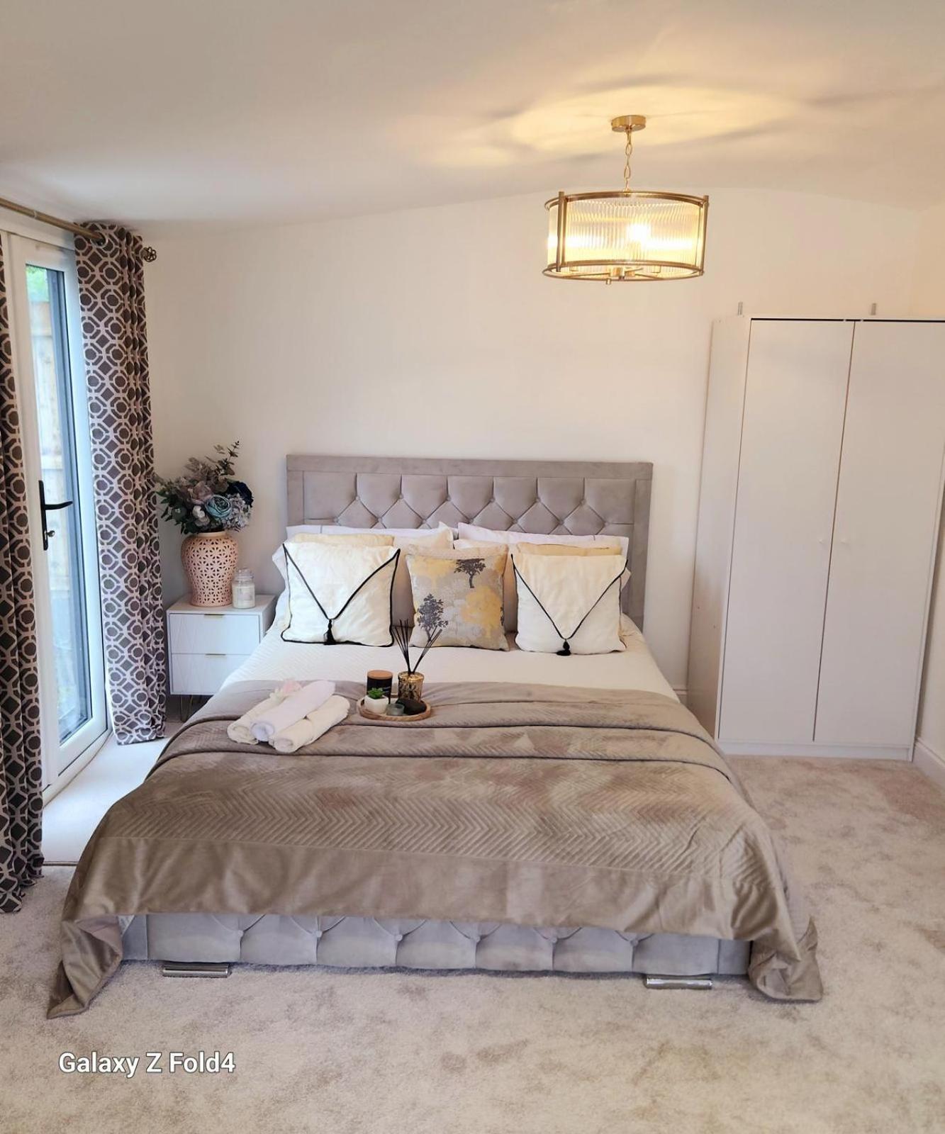 1-bed With Parking Ideal For Couples * Newcastle upon Tyne
