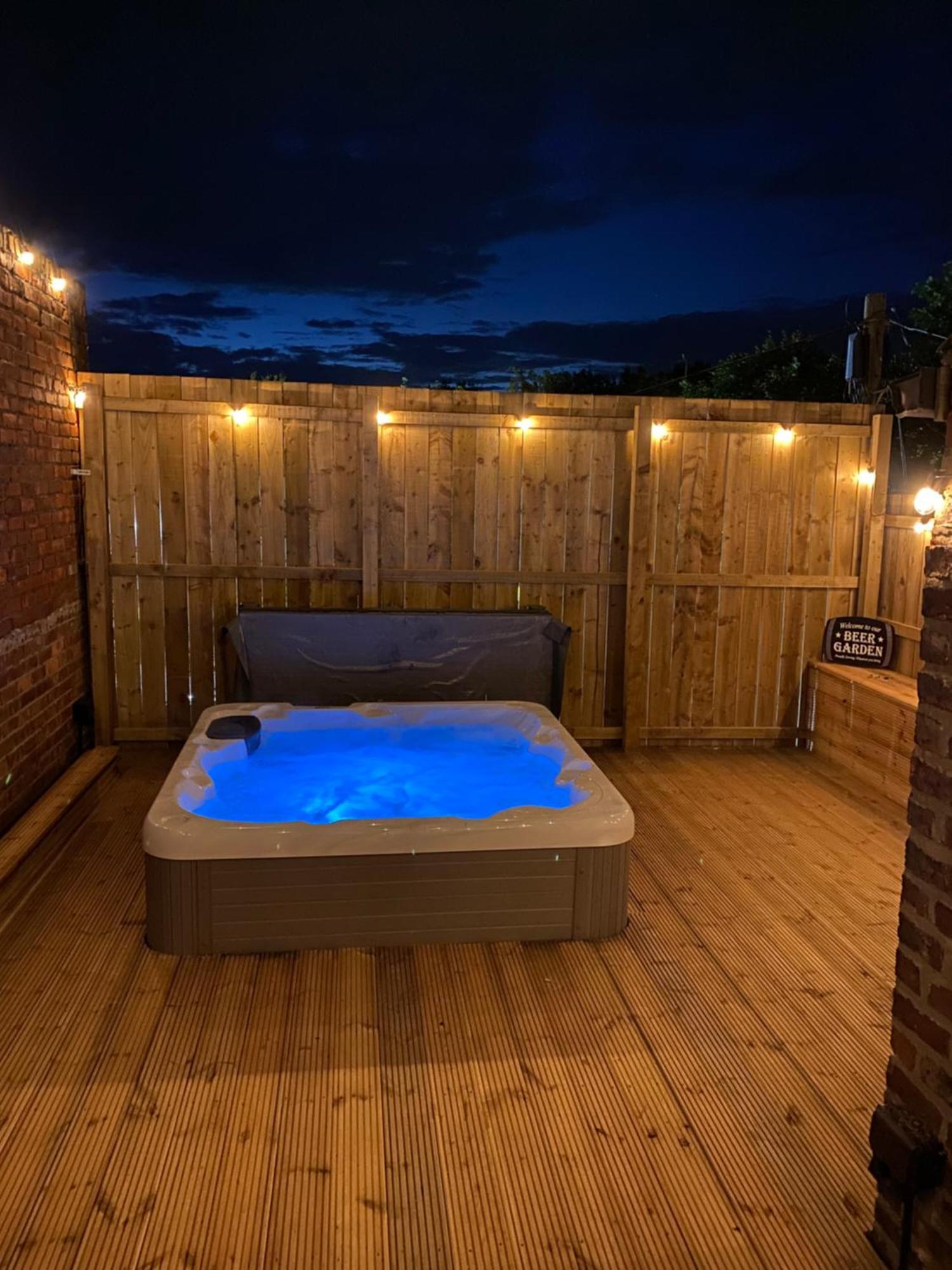 S Hot Tub 1 Mile From City Centre Sleeps 6 Free Parking And Wi-fi Busy High Street Apartment