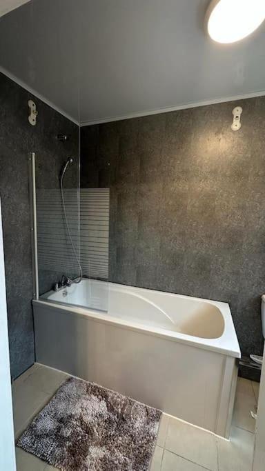 Two Bedroom Flat Close To Centre *
