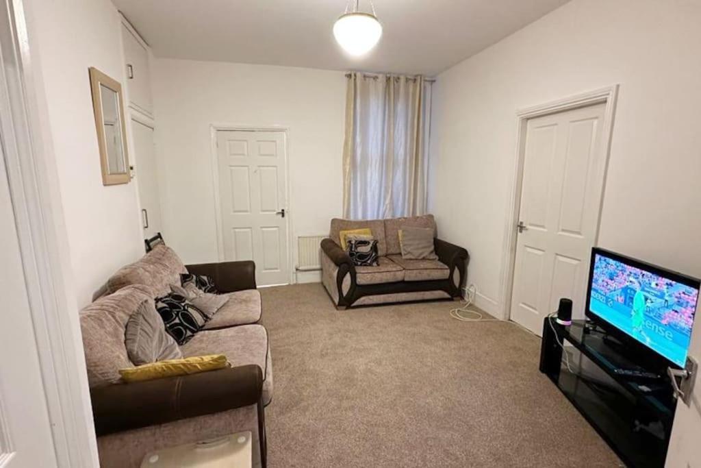 Apartment Two Bedroom Flat Close To Centre *