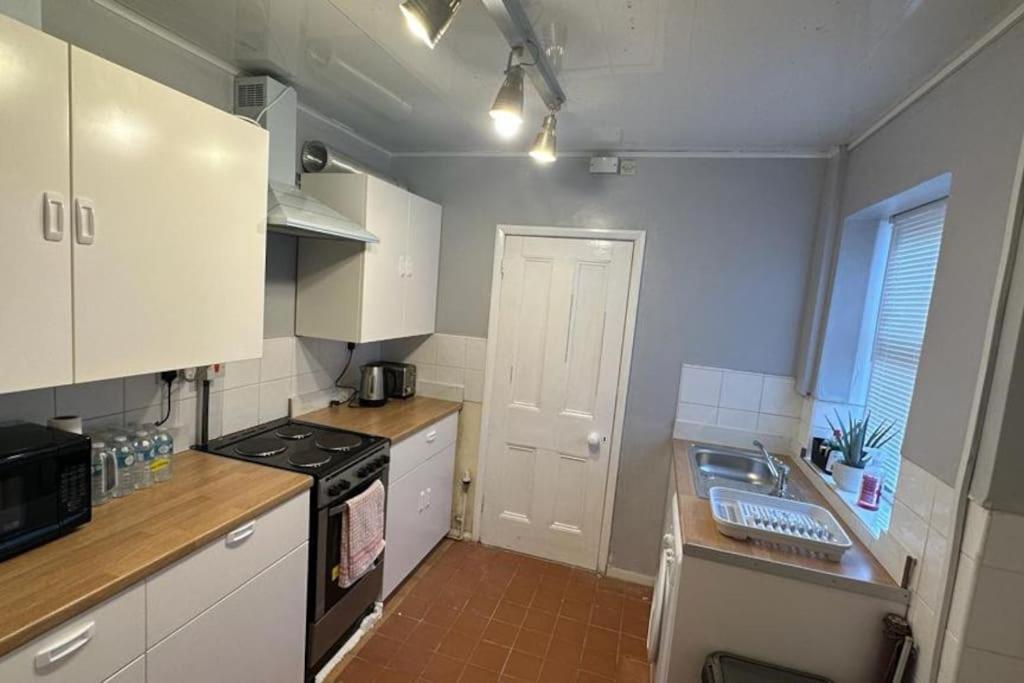 Two Bedroom Flat Close To Centre *