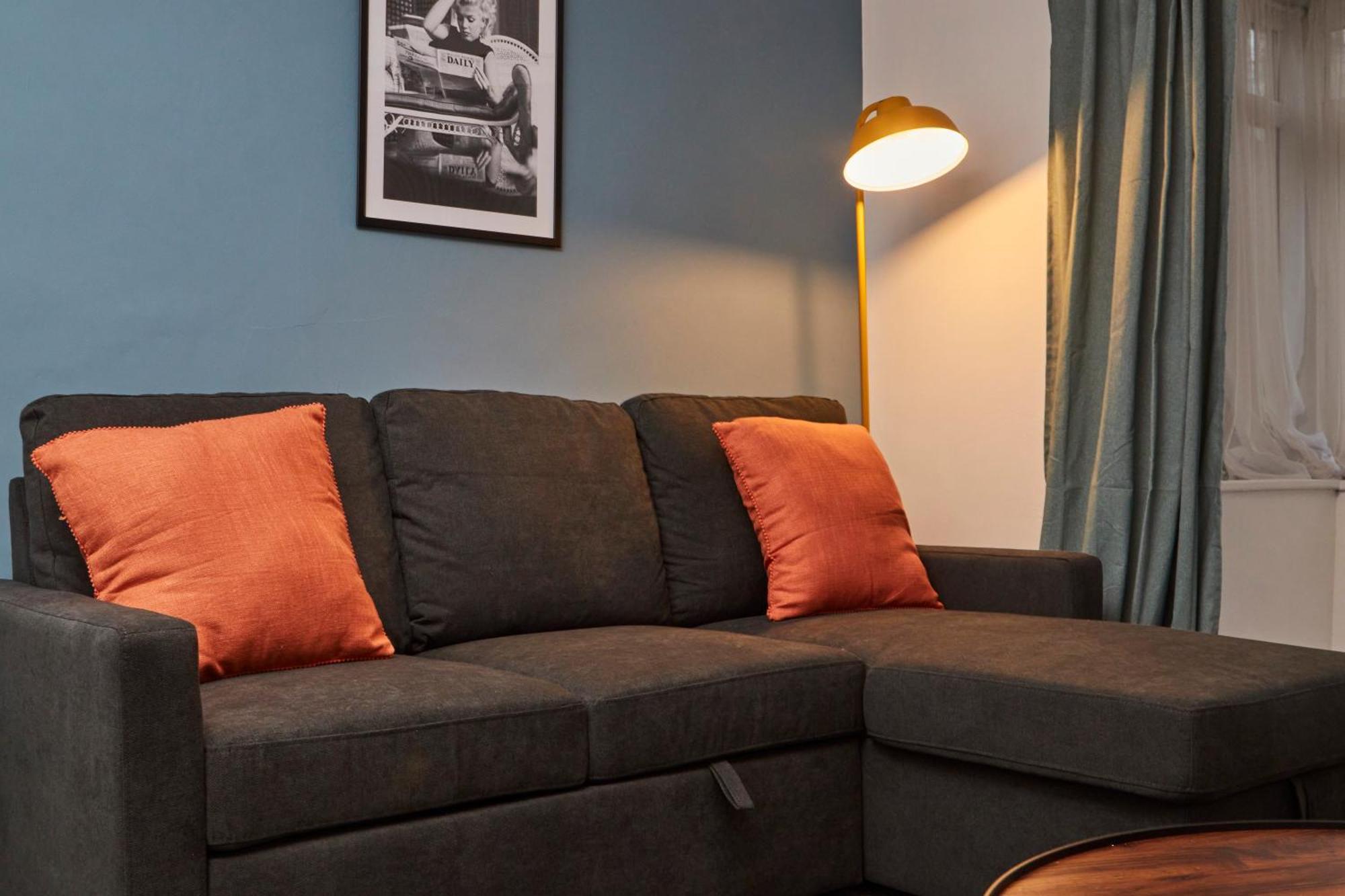 Large With Free Parking - 5 Mins To St James' Holiday home