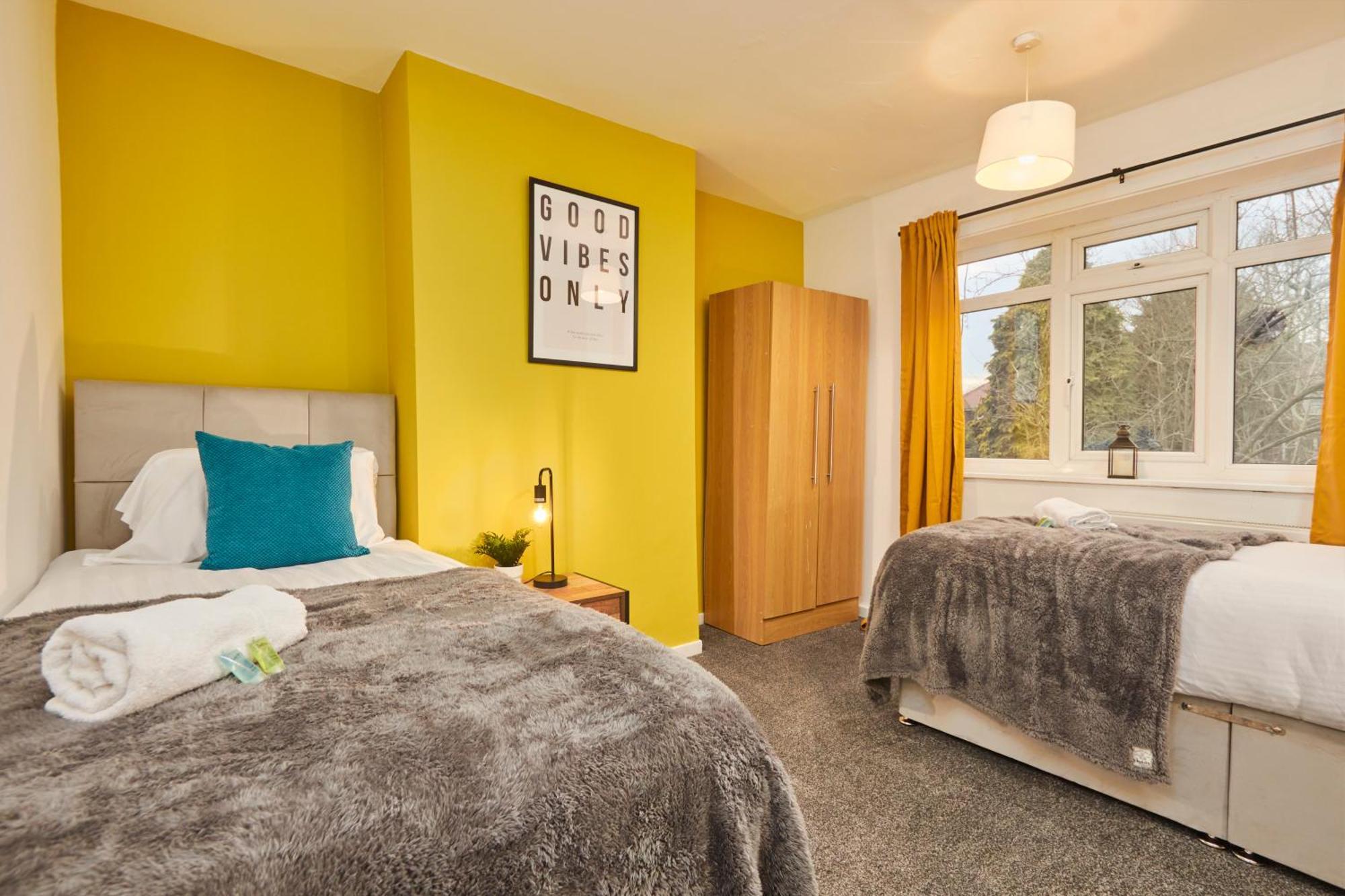 Large With Free Parking - 5 Mins To St James' Holiday home