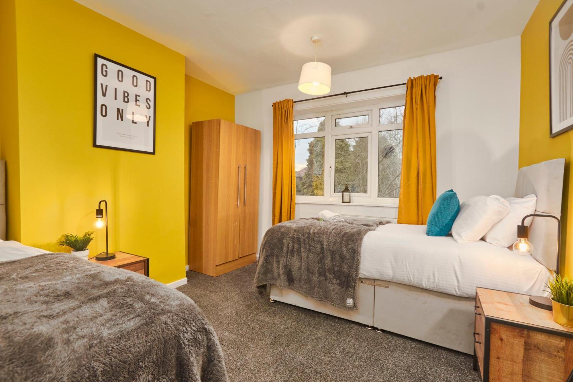 Large With Free Parking - 5 Mins To St James'