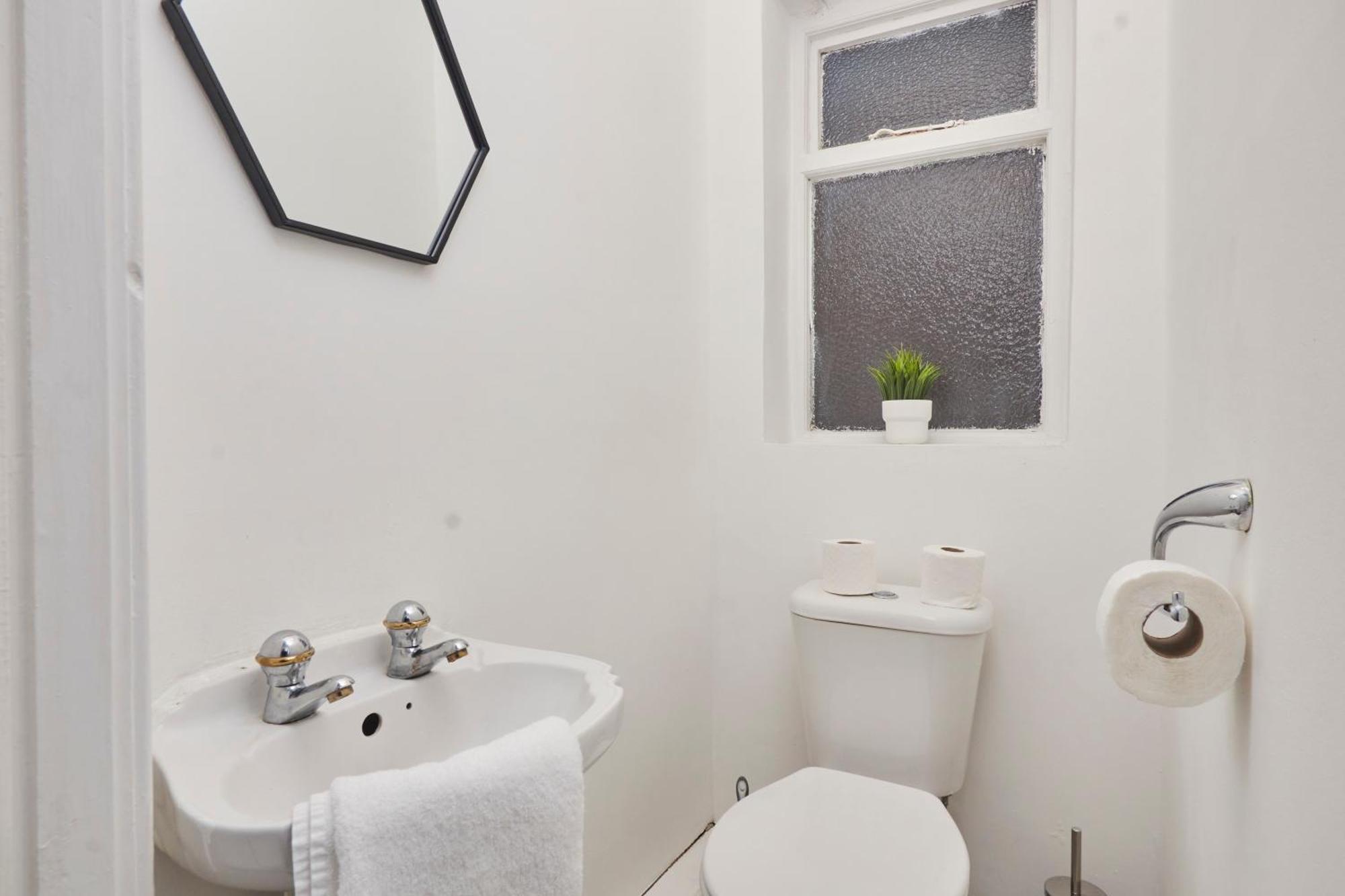 Large With Free Parking - 5 Mins To St James' Holiday home Newcastle upon Tyne