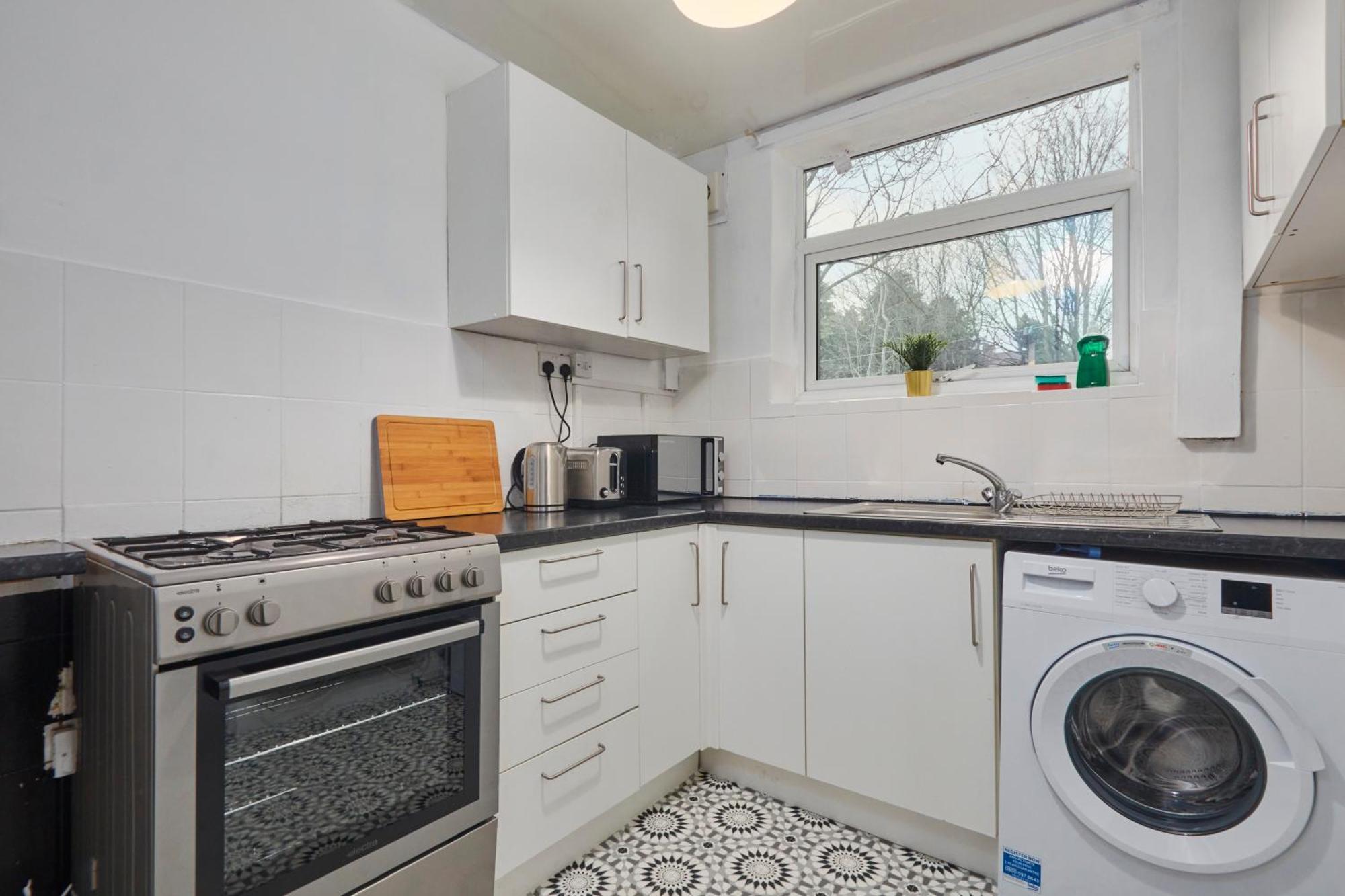 Large With Free Parking - 5 Mins To St James' Holiday home