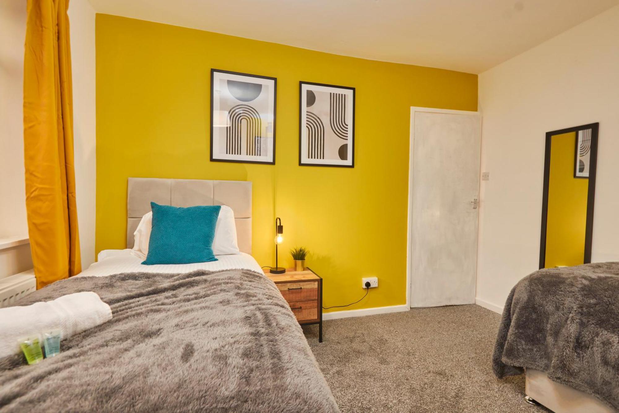Large With Free Parking - 5 Mins To St James' Holiday home *