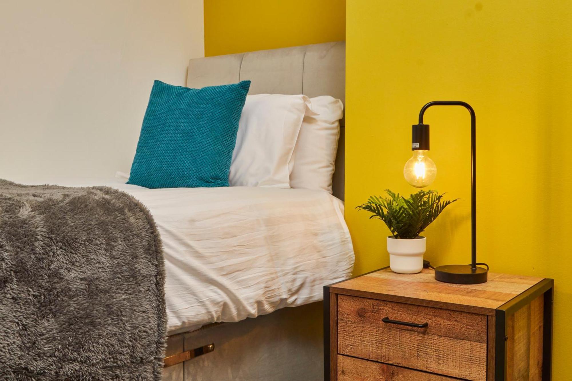 Large With Free Parking - 5 Mins To St James' *
