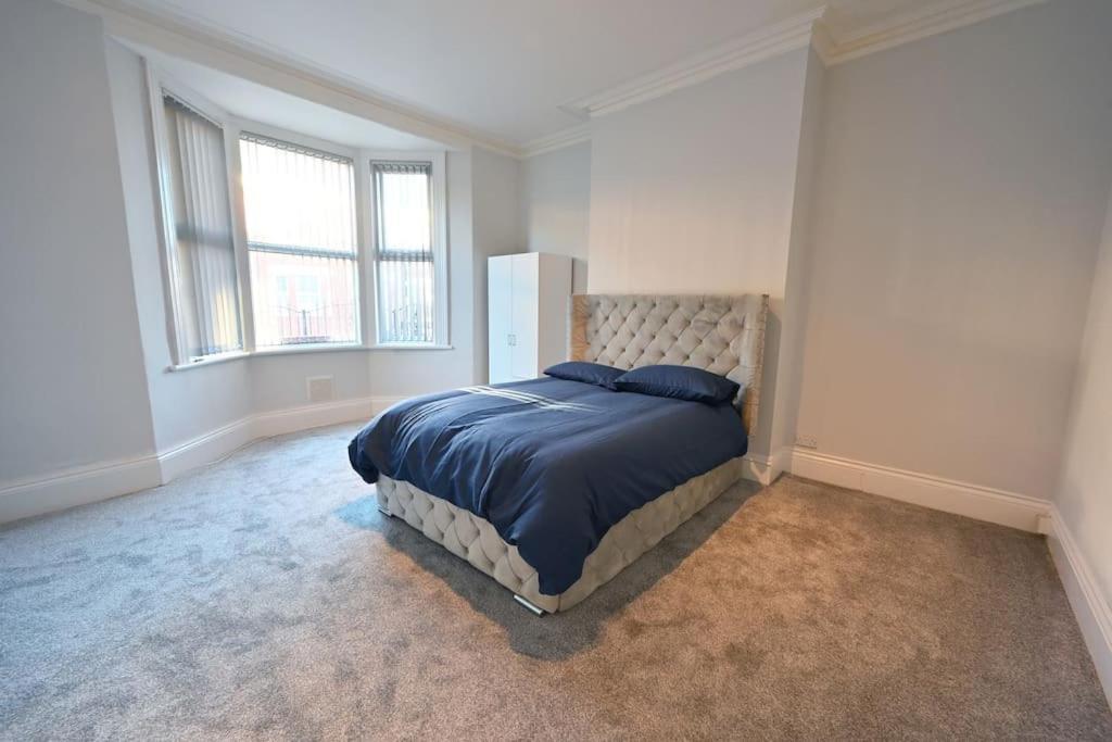 Two Bedroom In Heaton Apartment *
