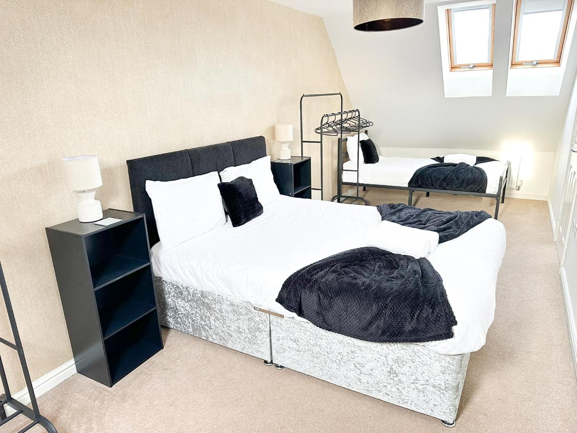 Modern 4 Beds House With Free Parking Villa