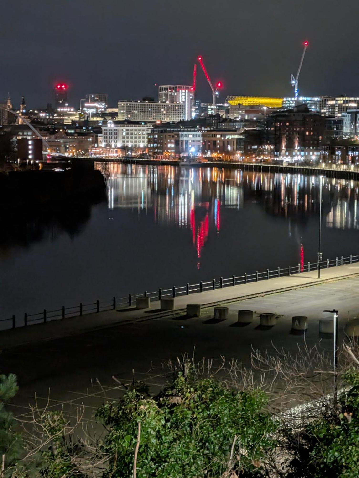 Waterfront Quayside With Secure Parking & Lift, Ideal For Mobility Users Apartment *