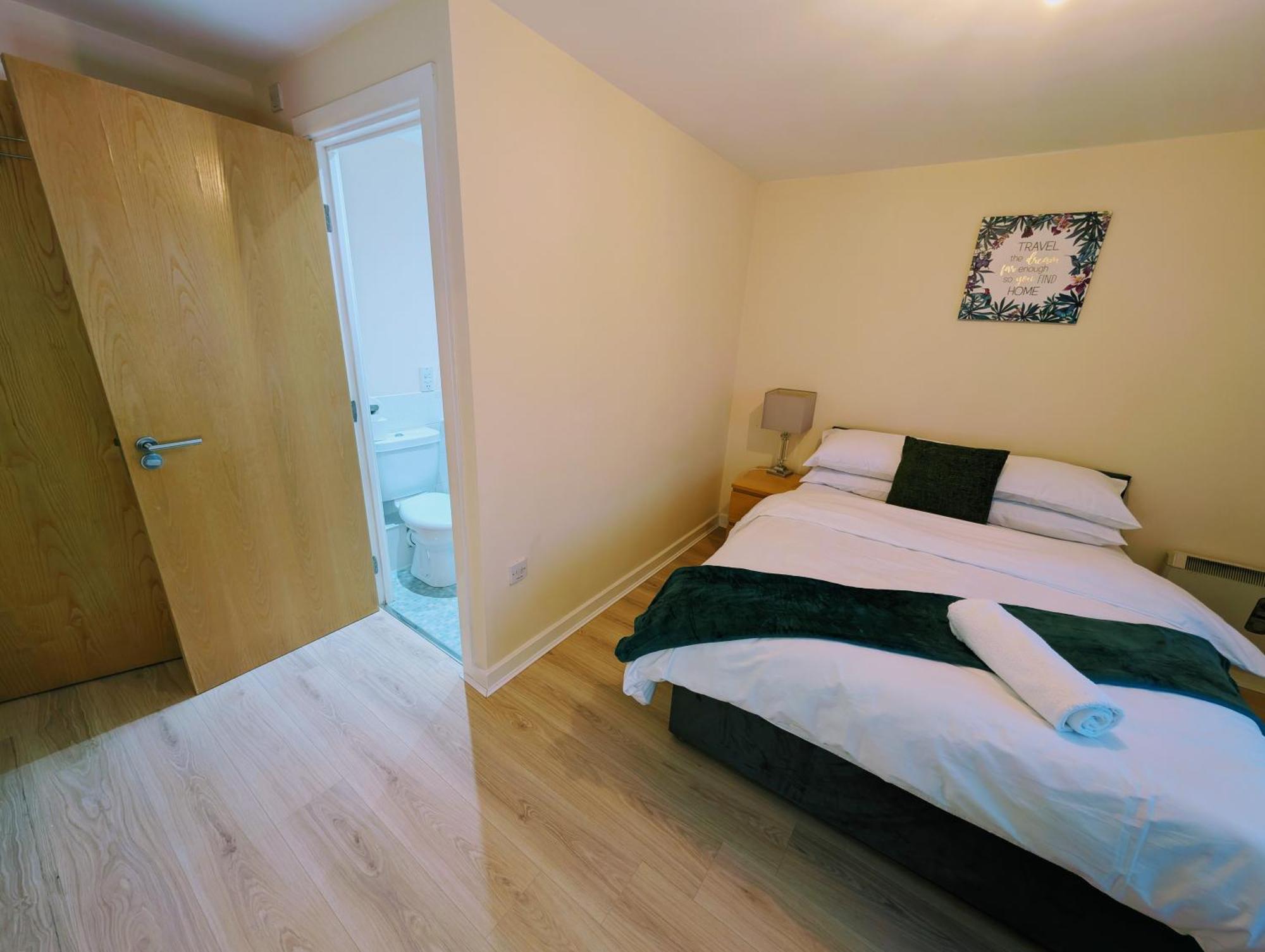 Waterfront Quayside With Secure Parking & Lift, Ideal For Mobility Users Apartment *