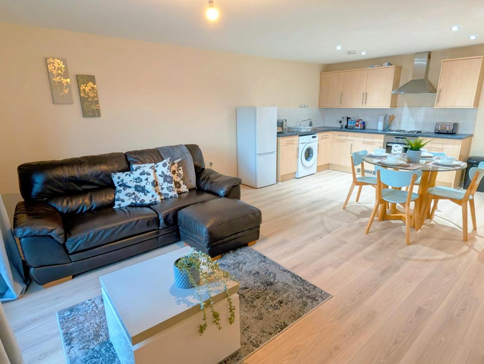 Waterfront Quayside With Secure Parking & Lift, Ideal For Mobility Users Apartment *
