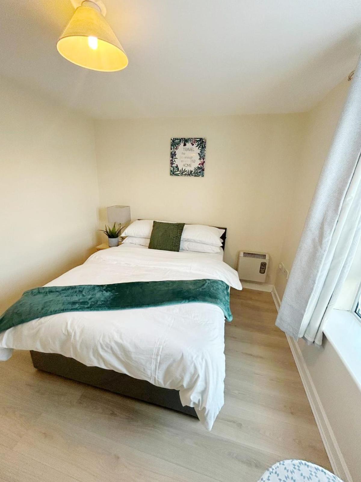 Waterfront Quayside With Secure Parking & Lift, Ideal For Mobility Users *
