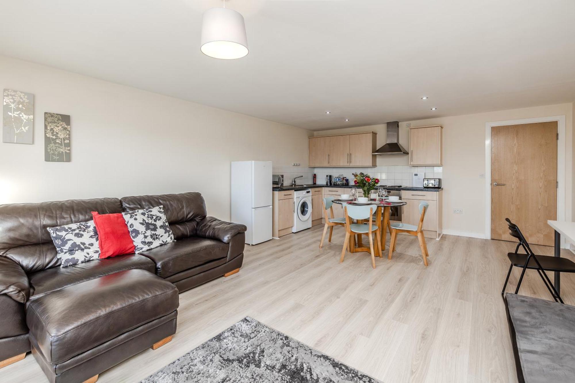 Waterfront Quayside With Secure Parking & Lift, Ideal For Mobility Users Apartment *