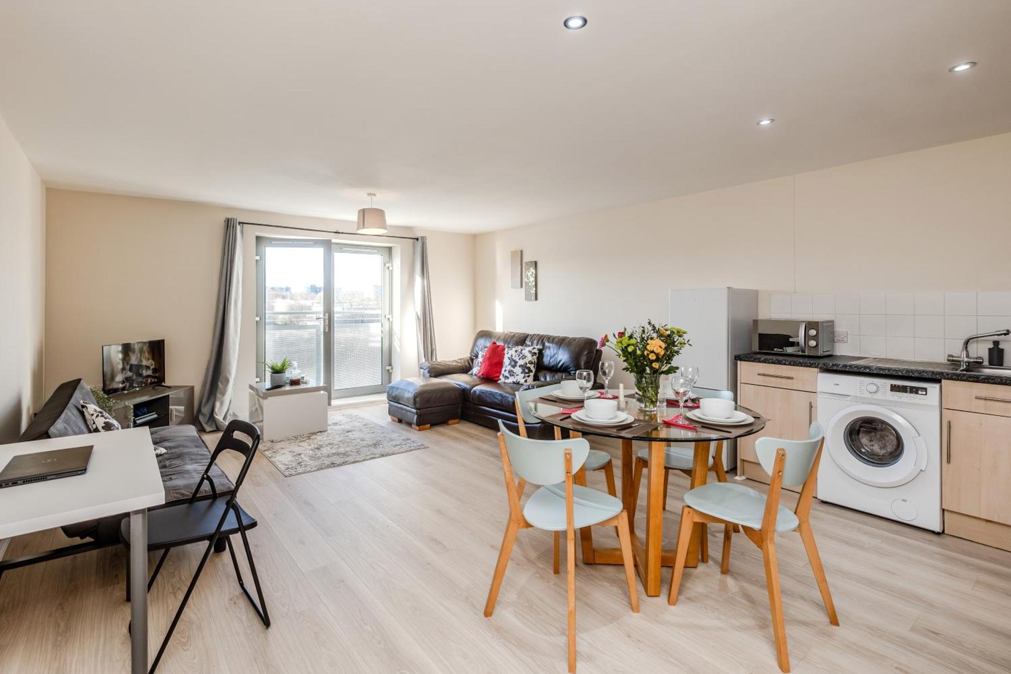 Apartment Waterfront Quayside With Secure Parking & Lift, Ideal For Mobility Users *