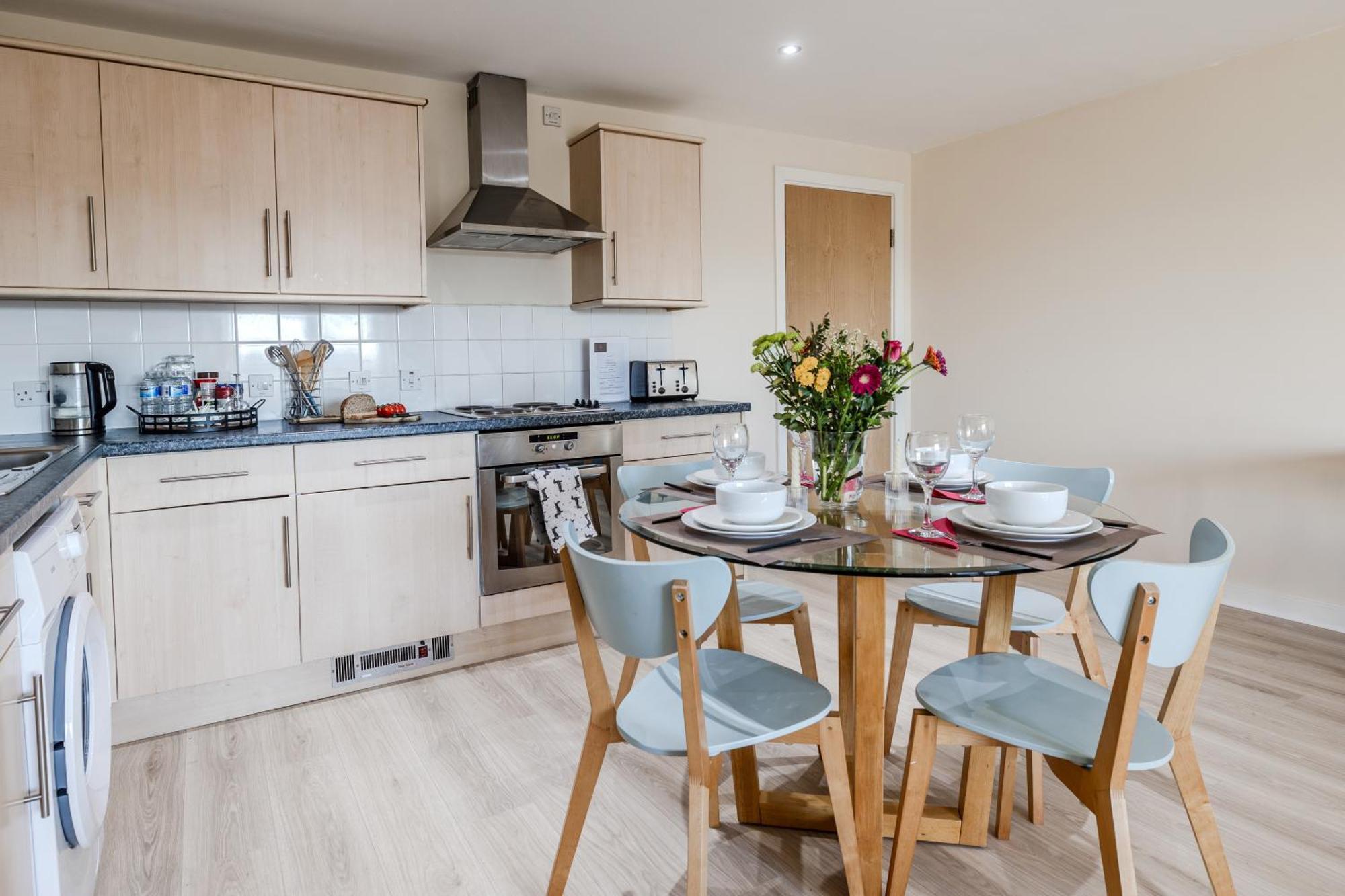 Waterfront Quayside With Secure Parking & Lift, Ideal For Mobility Users Apartment