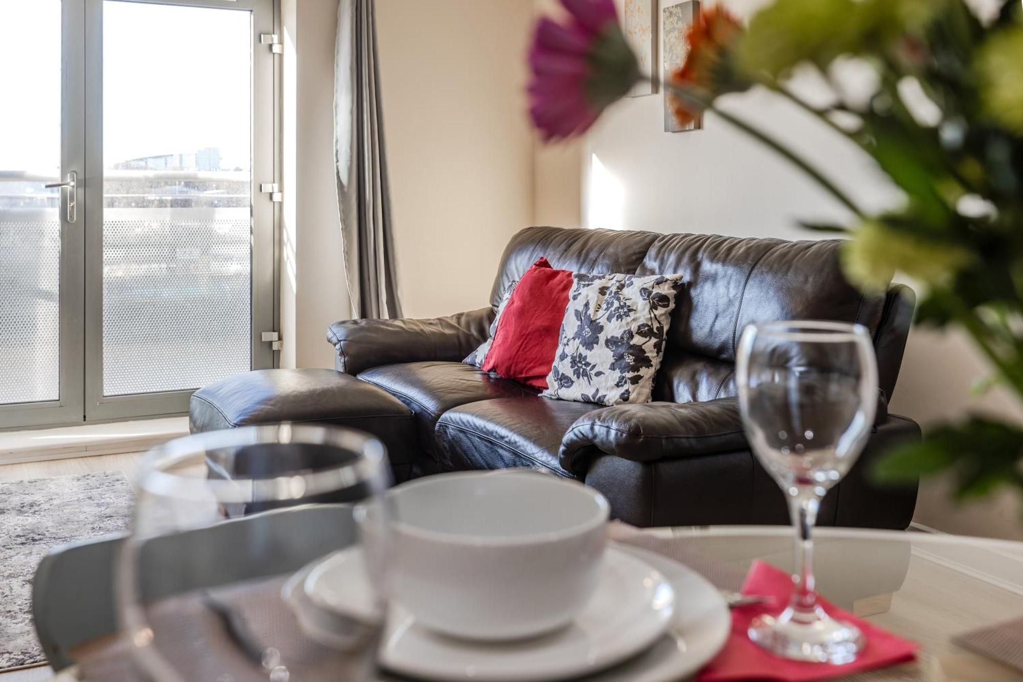 Apartment Waterfront Quayside With Secure Parking & Lift, Ideal For Mobility Users