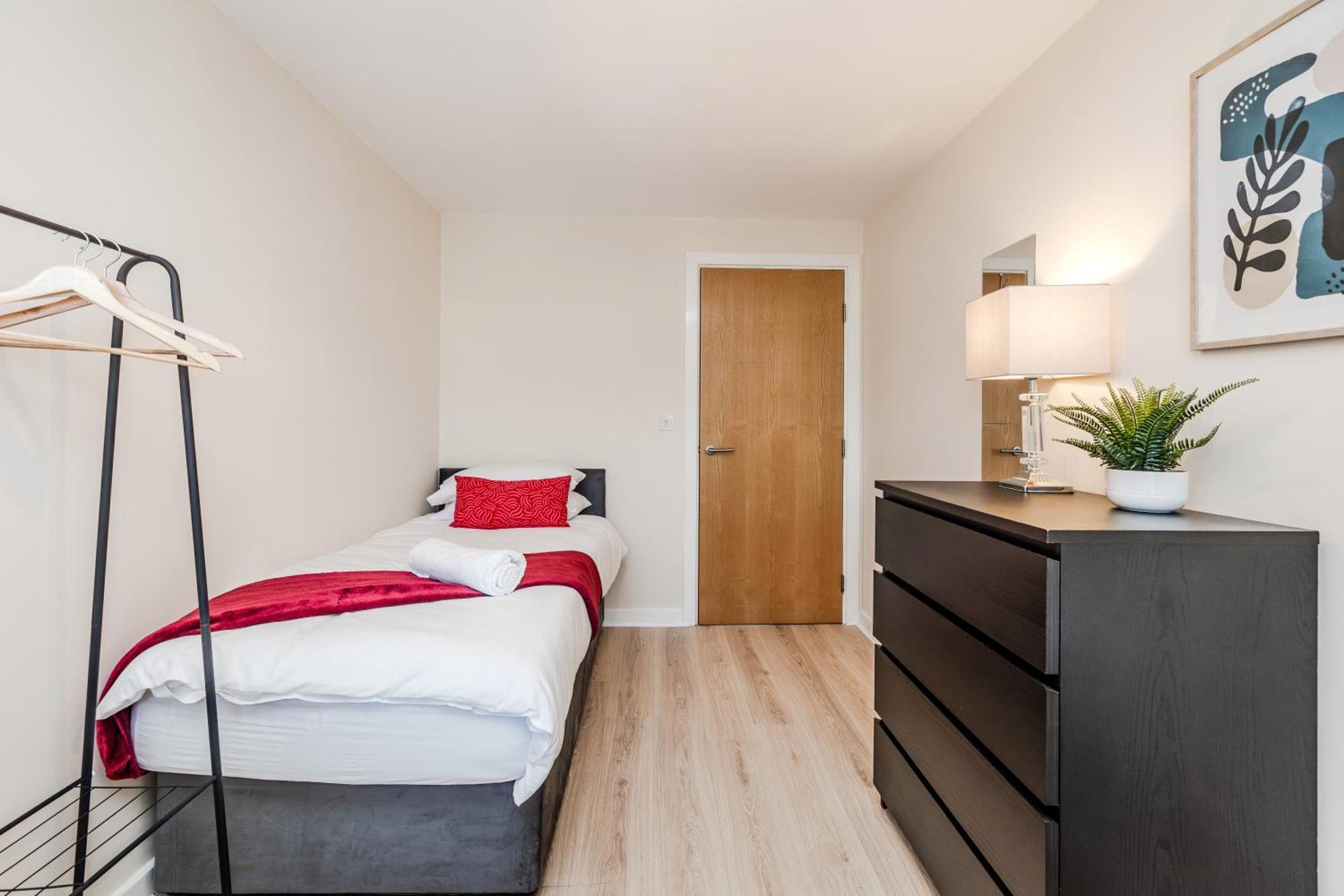 Waterfront Quayside With Secure Parking & Lift, Ideal For Mobility Users Apartment *
