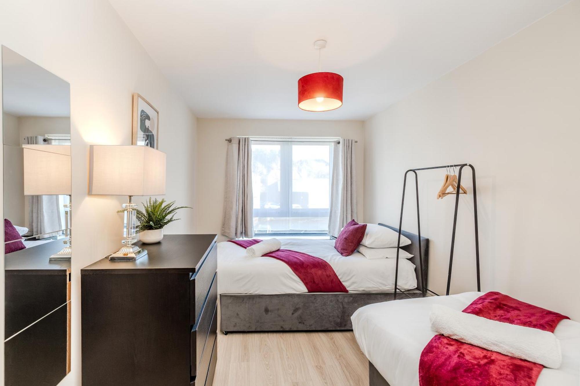 Apartment Waterfront Quayside With Secure Parking & Lift, Ideal For Mobility Users *