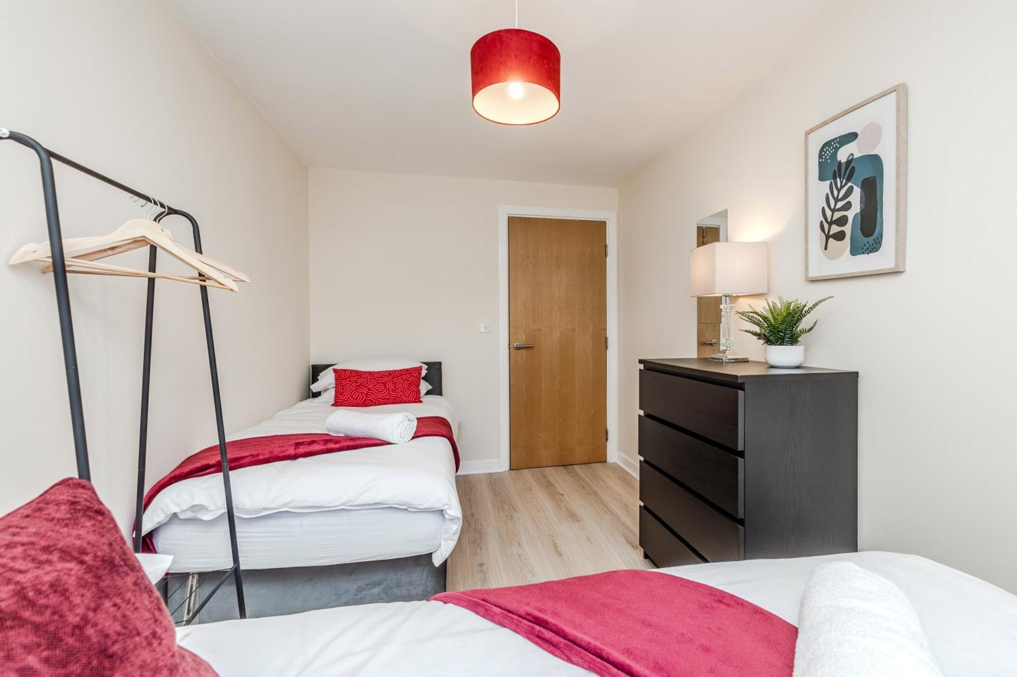 Waterfront Quayside With Secure Parking & Lift, Ideal For Mobility Users Apartment