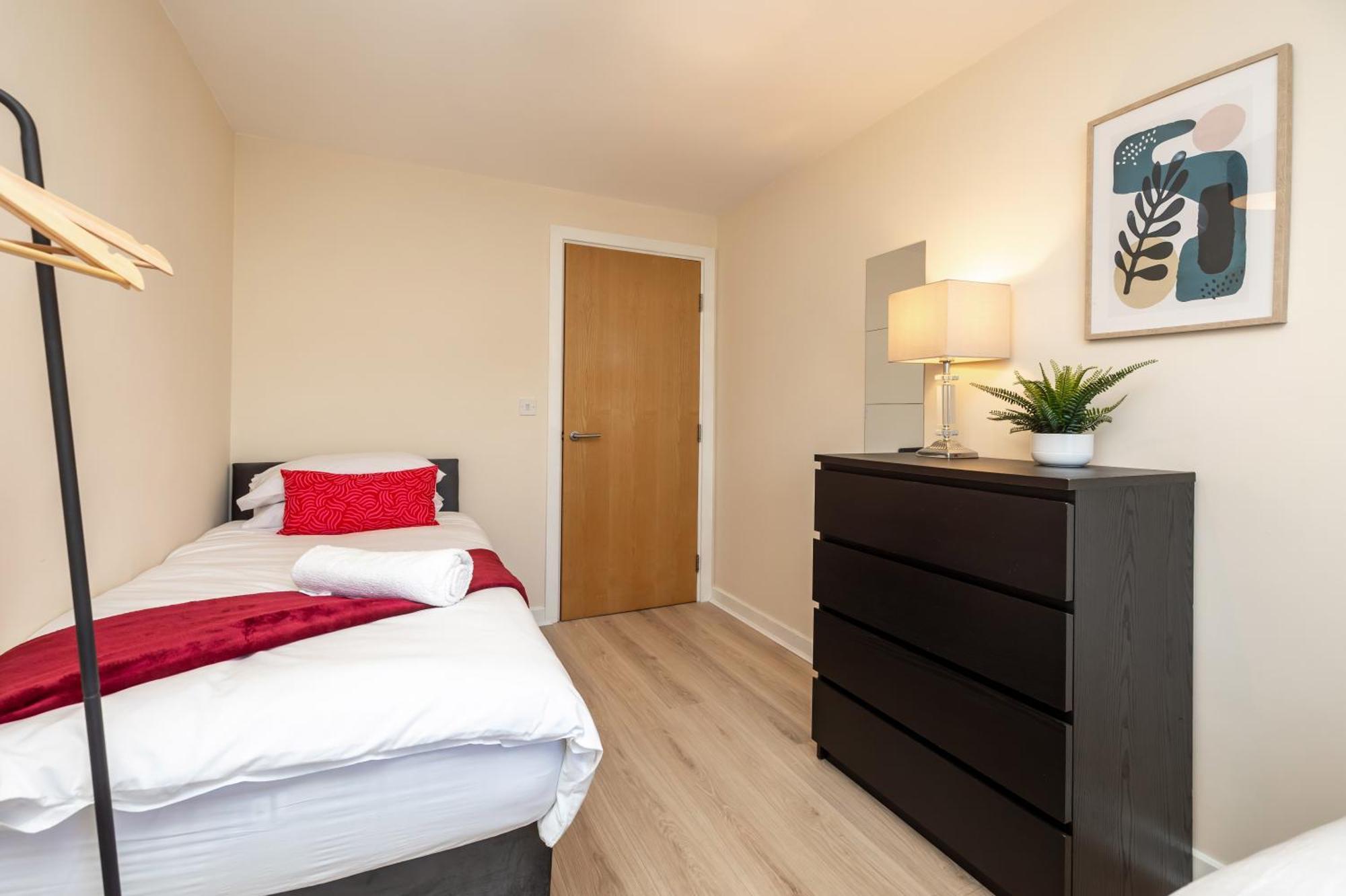 Apartment Waterfront Quayside With Secure Parking & Lift, Ideal For Mobility Users
